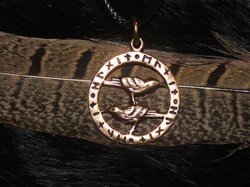 Hugin und Munin im Runenkreis